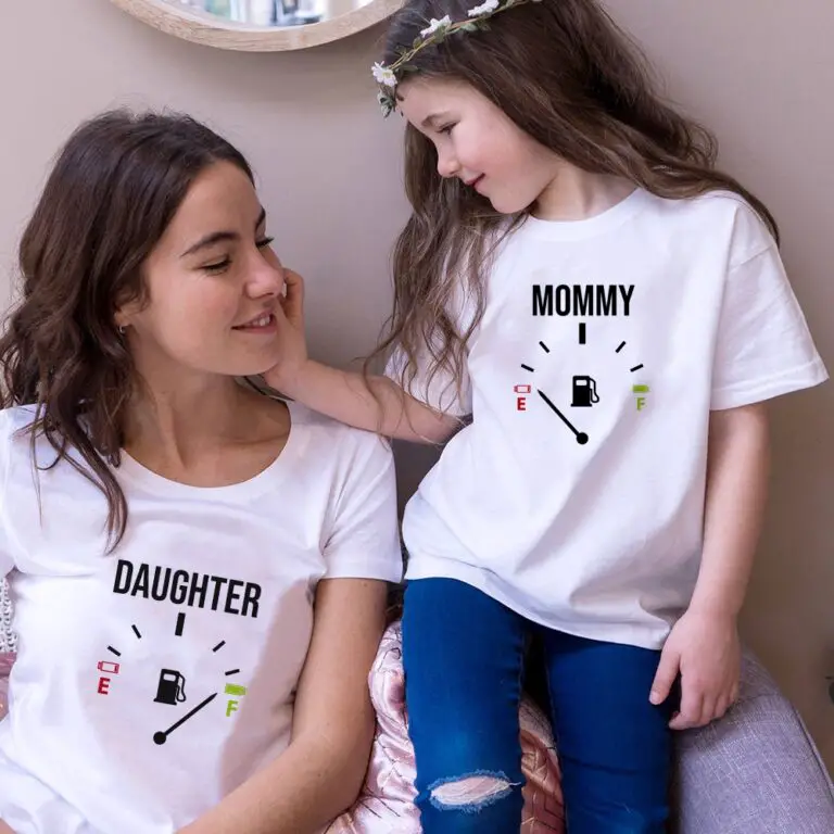 Choosing the mother-daughter matching outfits