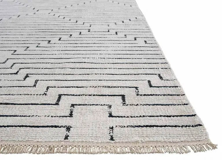 Decorate your floorings with Black and White Rugs