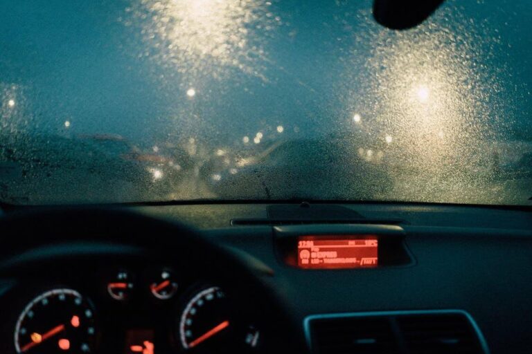 What to Do if You Get Into A Car Accident In the Middle of Heavy Rain