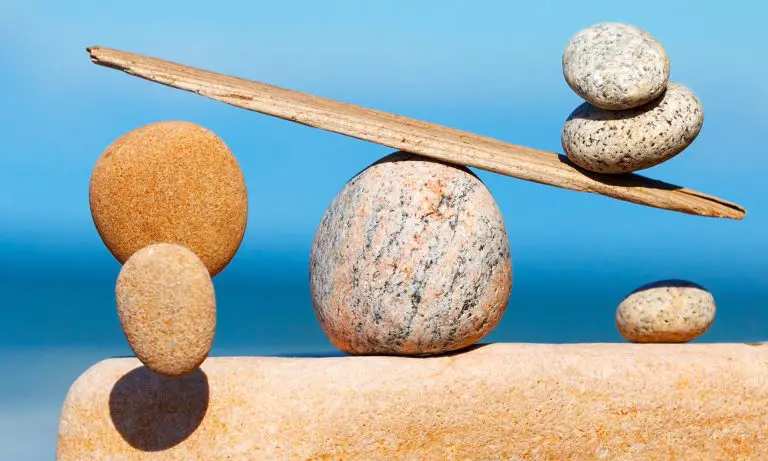 balance-beach-stones-driftwood-768-fe547b5c