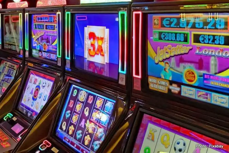 PLAY SLOT MACHINES ONLINE