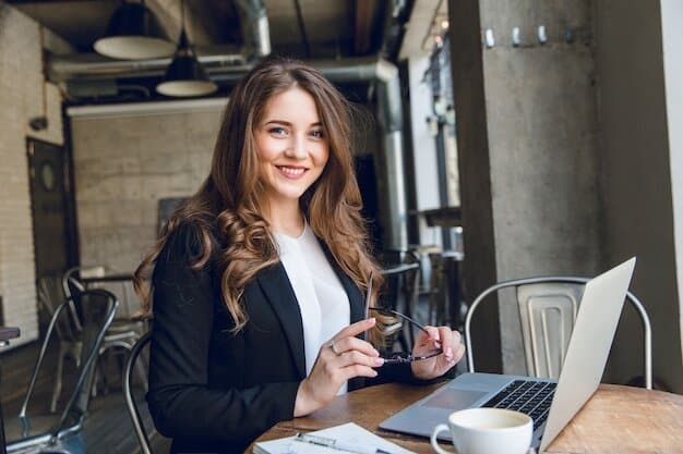 img_freepik_com-widely-smiling-businesswoman-working-laptop-sitting-cafe_197531-341