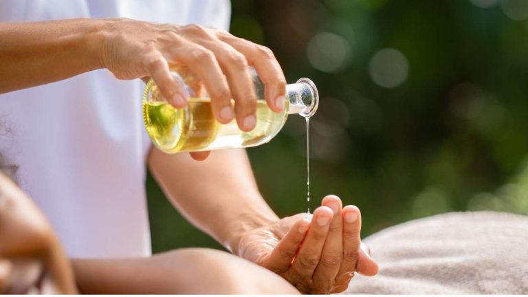 The Benefits of Using Full Body Massage Oil for Relaxation on and Pain Relief