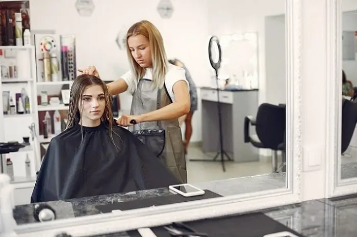 woman-drying-hair-hairsalon (1)