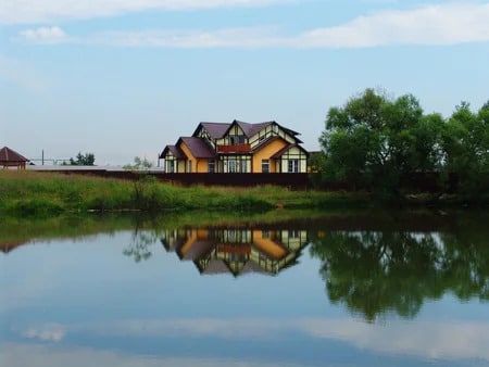 Advantages of Owning a Lake View Home in Canada