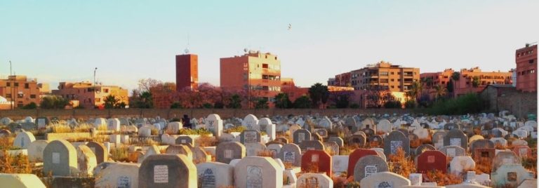 Important Issue of Praying on Graves in Islam