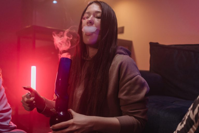 How to Use a Bong: A Comprehensive Guide for Beginners