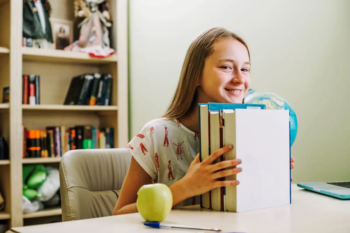 happy-teen-girl-with-books1