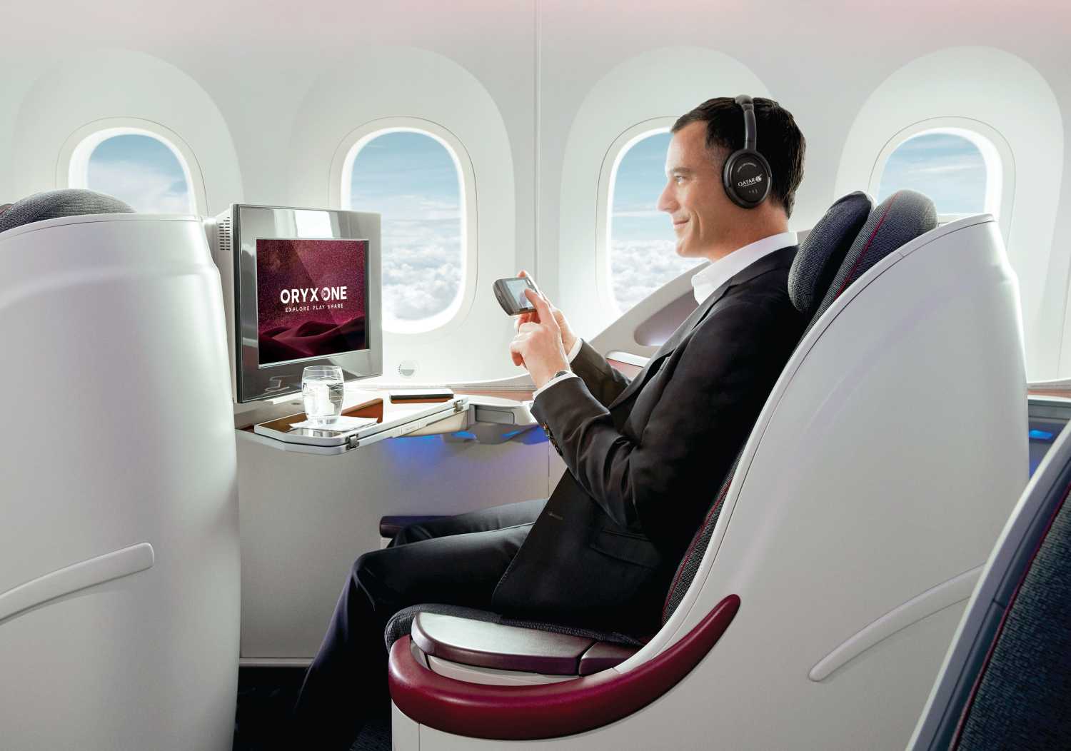 What are the options for Minors entertainment on Qatar Airways Business Class