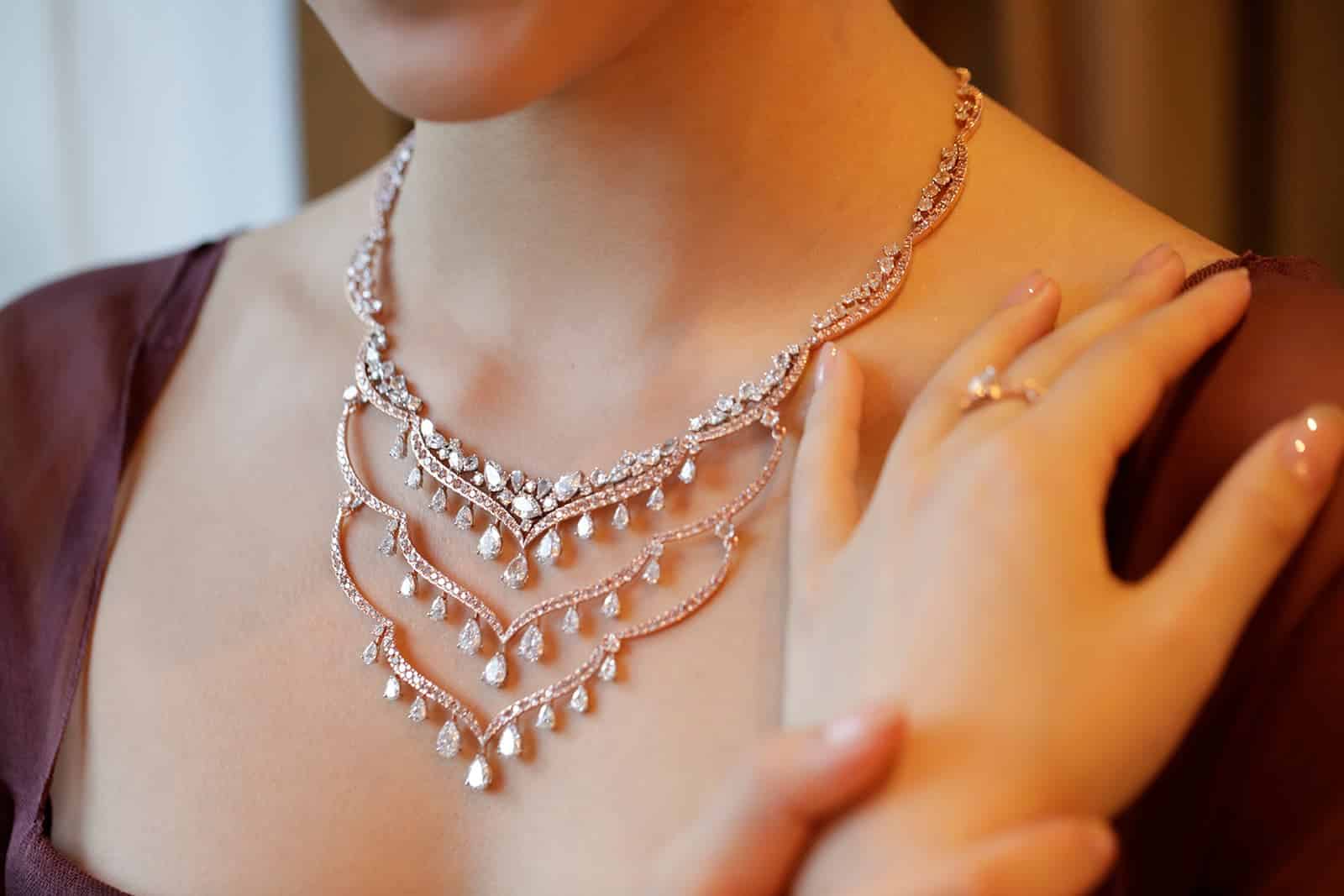 Chicago's Finest: Unveiling Exquisite White Gold Necklace Elegance