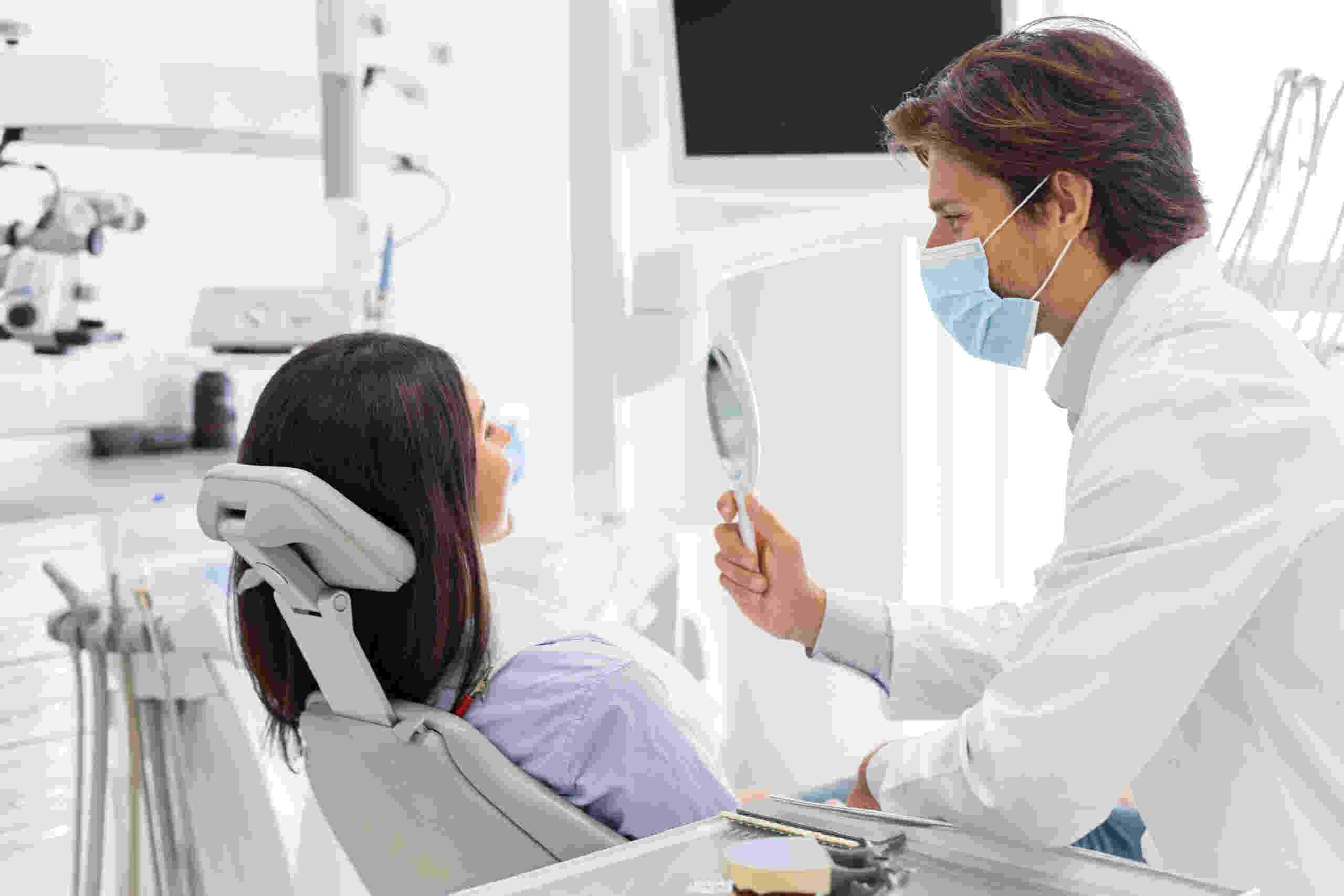 dentist-showing-female-patient-m