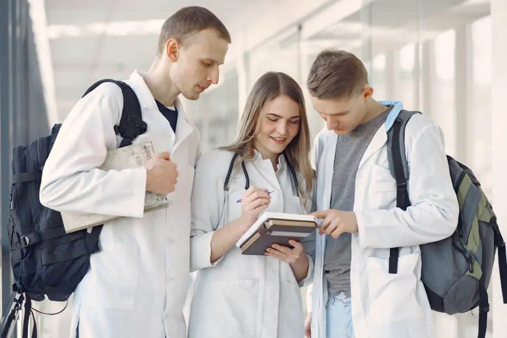 medical-students-are-hallway-talking1