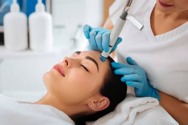 smart-skilled-cosmetologist-using-modern-device-while-doing-hydrafacial-procedure_259150-9197-min