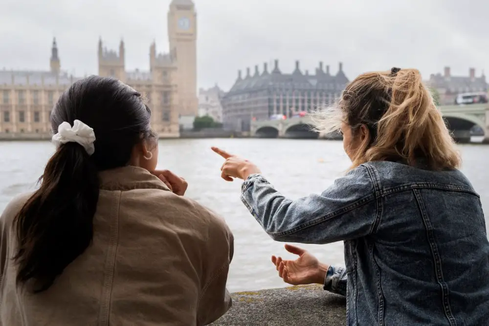 back-view-women-traveling-together1