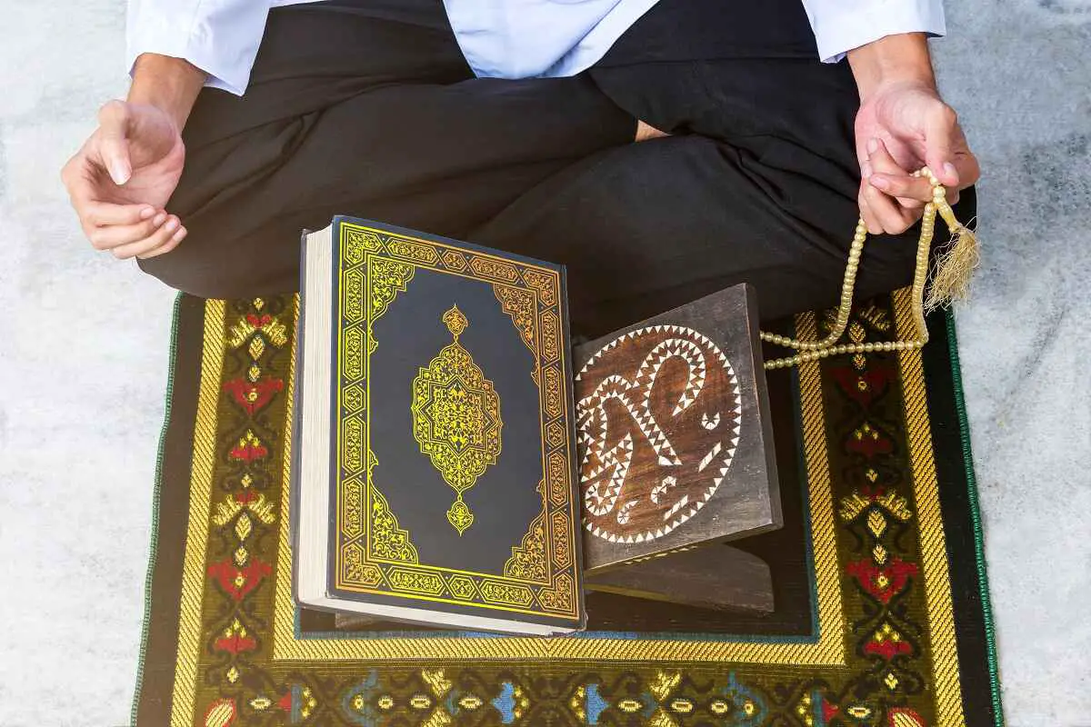 close-up-view-muslim-man-sitting-praying-with-prayer-beads (1)